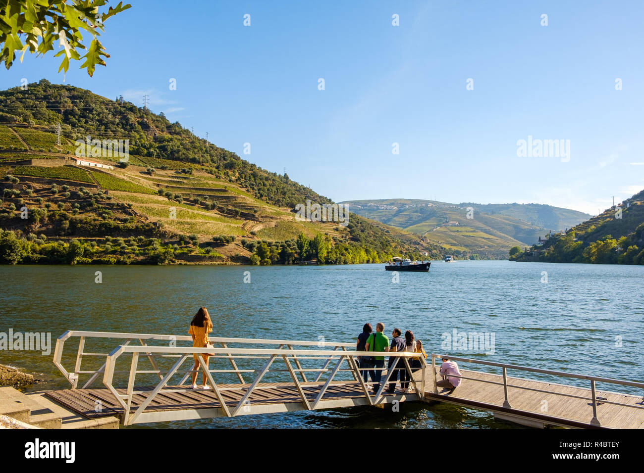 Pinhao, Portogallo - 05 Ottobre 2018 : boat che trasportano i turisti sul fiume Douro, Vila Real, Portogallo Foto Stock