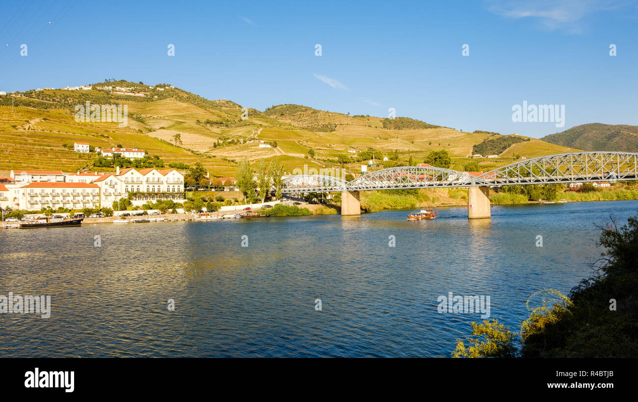 Pinhao, Portogallo - 05 Ottobre 2018 : boat che trasportano i turisti sul fiume Douro, Vila Real, Portogallo Foto Stock