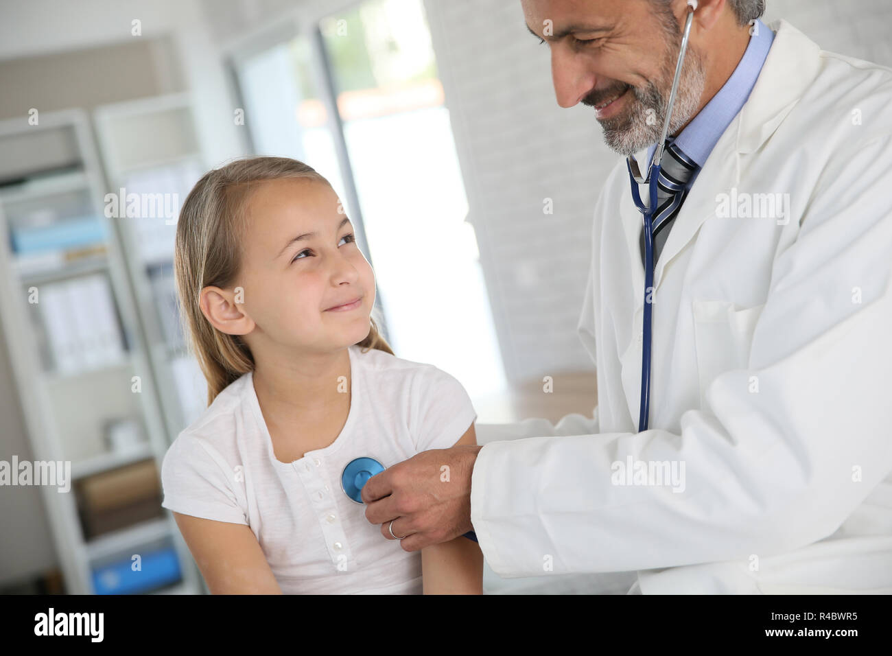 Esame medico ragazza giovane con uno stetoscopio Foto Stock