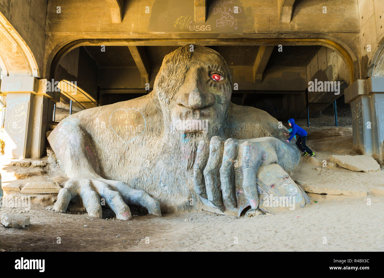 Seattle,Washington,USA.02/17/15 : scena di una grande sabbia troll scultura sotto il ponte di Aurora. Foto Stock