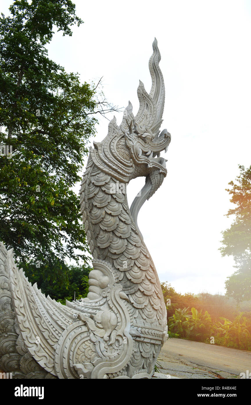 Re Serpente della statua nagas / cemento arte concreta della statua testa Re Serpente di nagas al tempio thailandese Foto Stock
