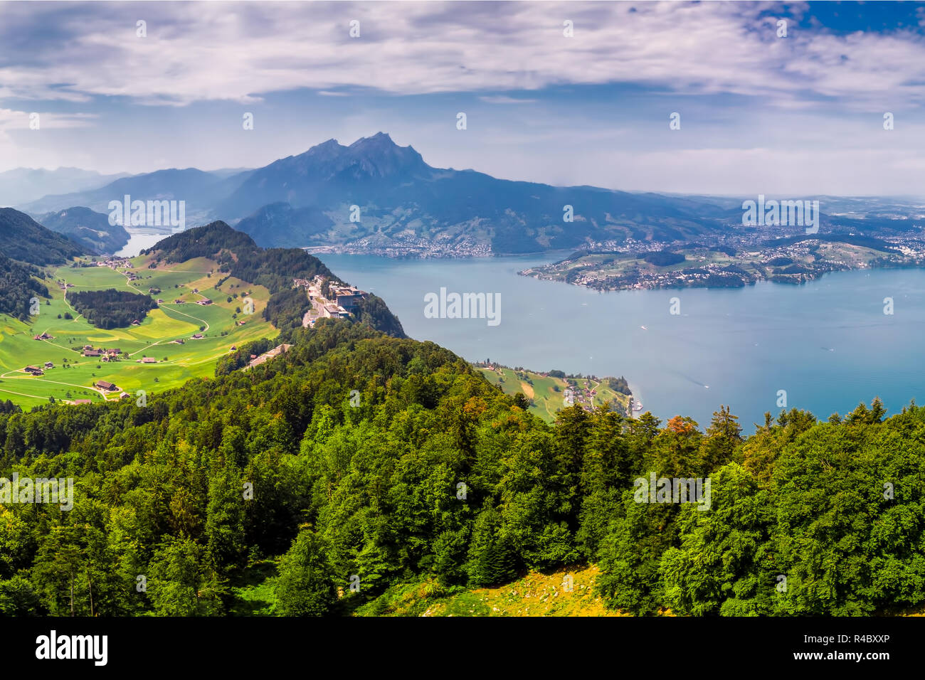 Alpi svizzere vicino a Burgenstock con la vista del Vierwaldstattersee e Monte Pilatus, Svizzera, Europa. Foto Stock