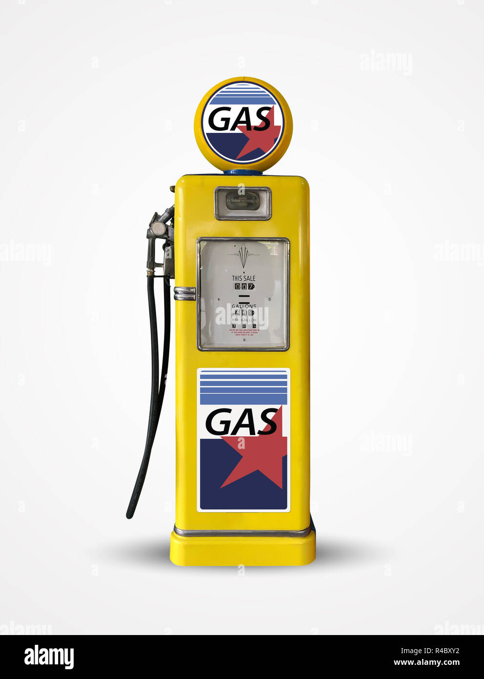 Vecchio vintage benzina pompa benzina isolato su sfondo semplice Foto Stock
