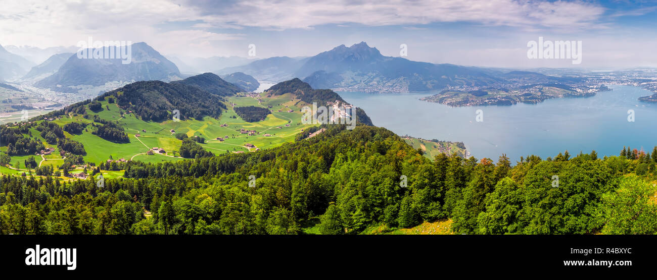 Alpi svizzere vicino a Burgenstock con la vista del Vierwaldstattersee e Monte Pilatus, Svizzera, Europa. Foto Stock