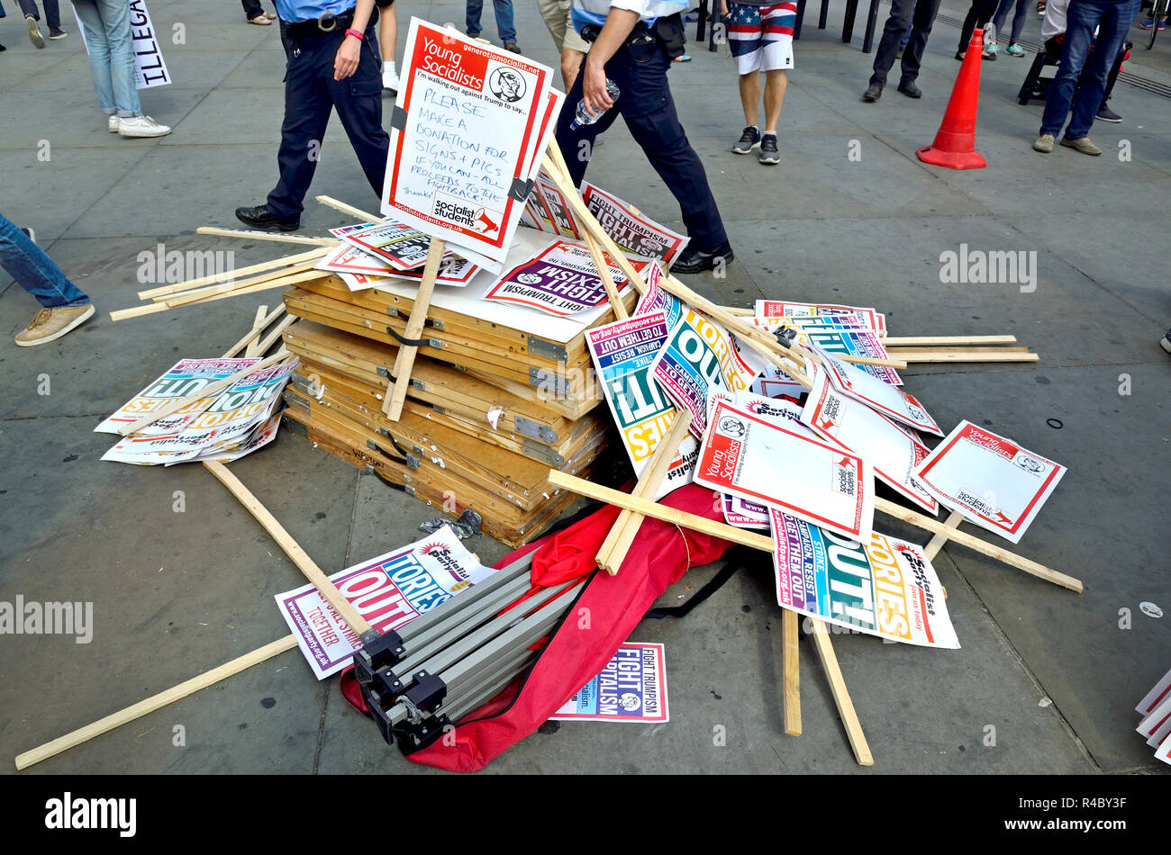 Pila di etichette disponibili in un corteo di protesta nel centro di Londra, Inghilterra, Regno Unito. Foto Stock