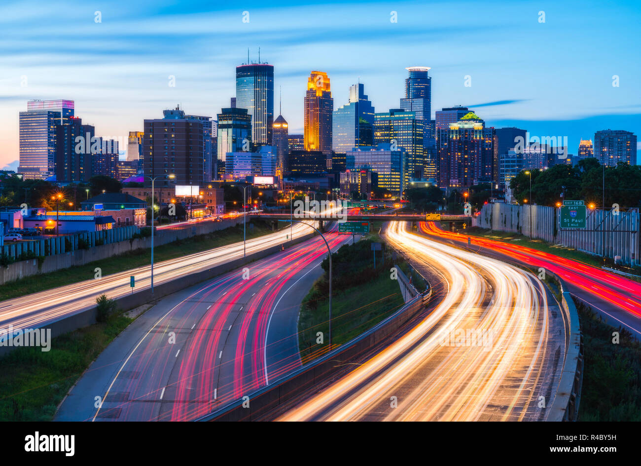 Minneapolis skyline con semaforo di notte. Foto Stock