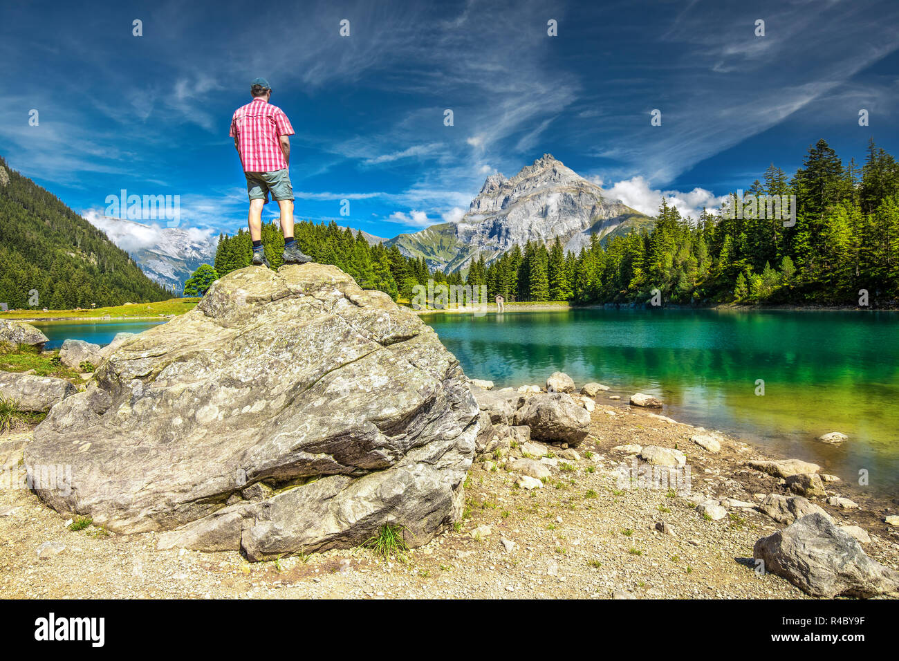 L'uomo gode di vista di Arnisee con Alpi Svizzere. Arnisee è un serbatoio nel Cantone di Uri, Svizzera, Europa. Foto Stock