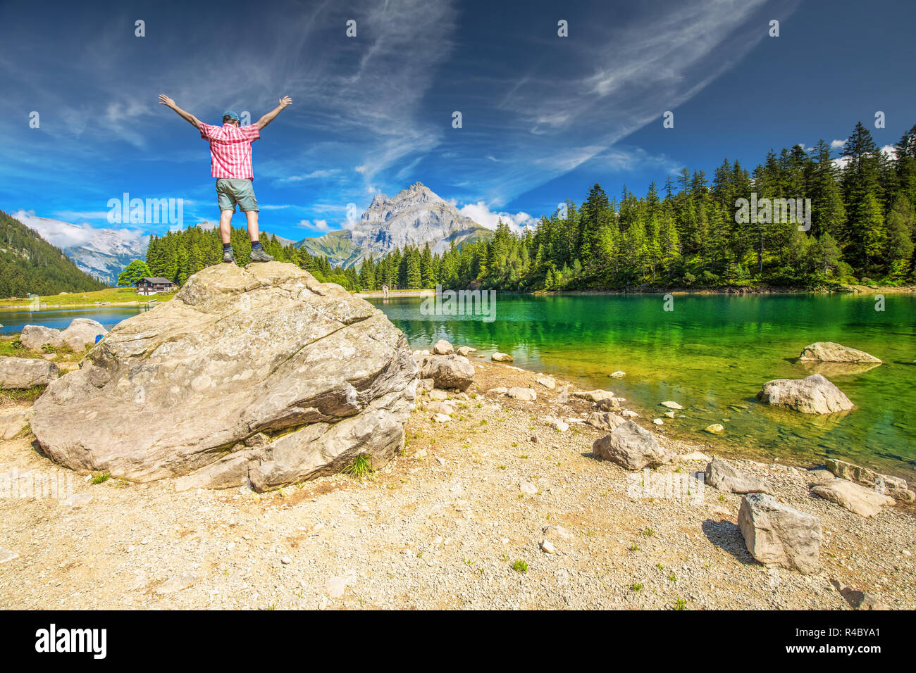 L'uomo gode di vista di Arnisee con Alpi Svizzere. Arnisee è un serbatoio nel Cantone di Uri, Svizzera, Europa. Foto Stock