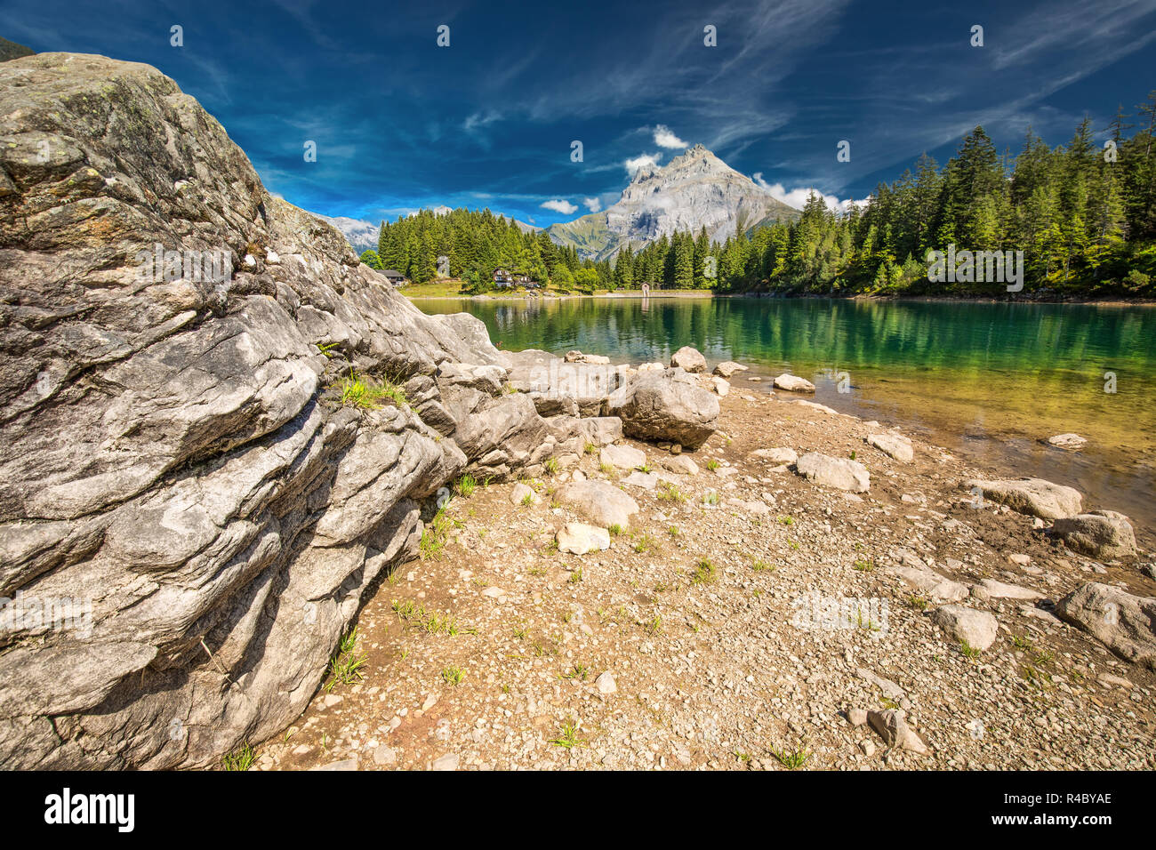 Arnisee con Alpi Svizzere. Arnisee è un serbatoio nel Cantone di Uri, Svizzera, Europa. Foto Stock