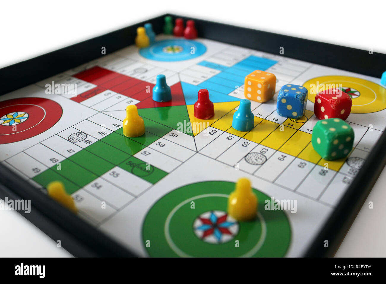 Plastica ludo gioco di bordo isolato su uno sfondo bianco, vicino upstrategic Foto Stock