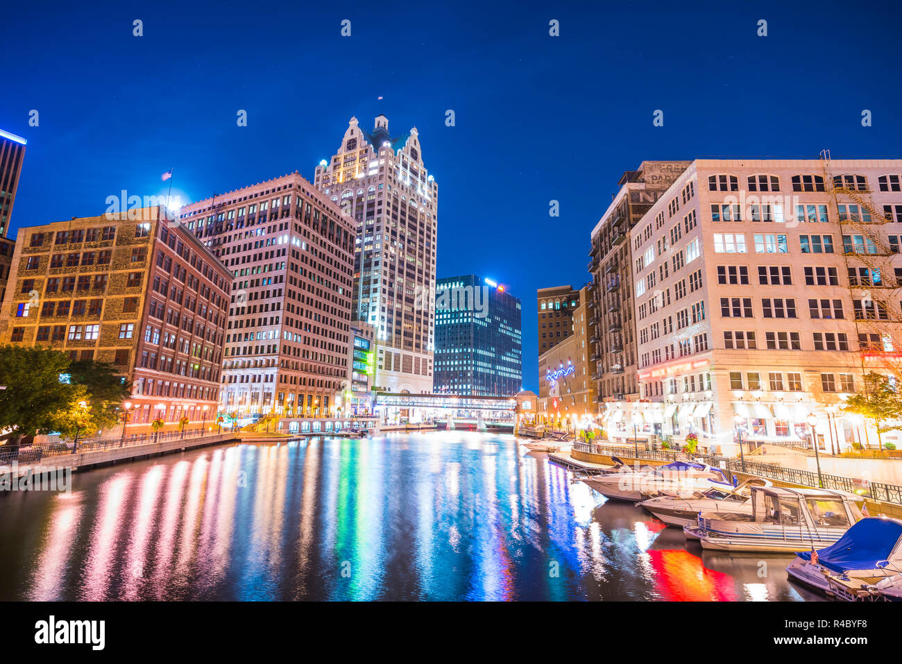 Milwaukee Downtown con la riflessione in acqua di notte,Milwaukee, Wisconsin, Stati Uniti d'America. Foto Stock