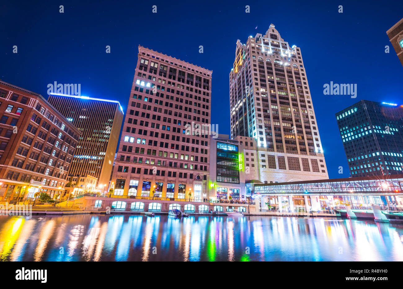 Milwaukee Downtown con la riflessione in acqua di notte,Milwaukee, Wisconsin, Stati Uniti d'America. Foto Stock