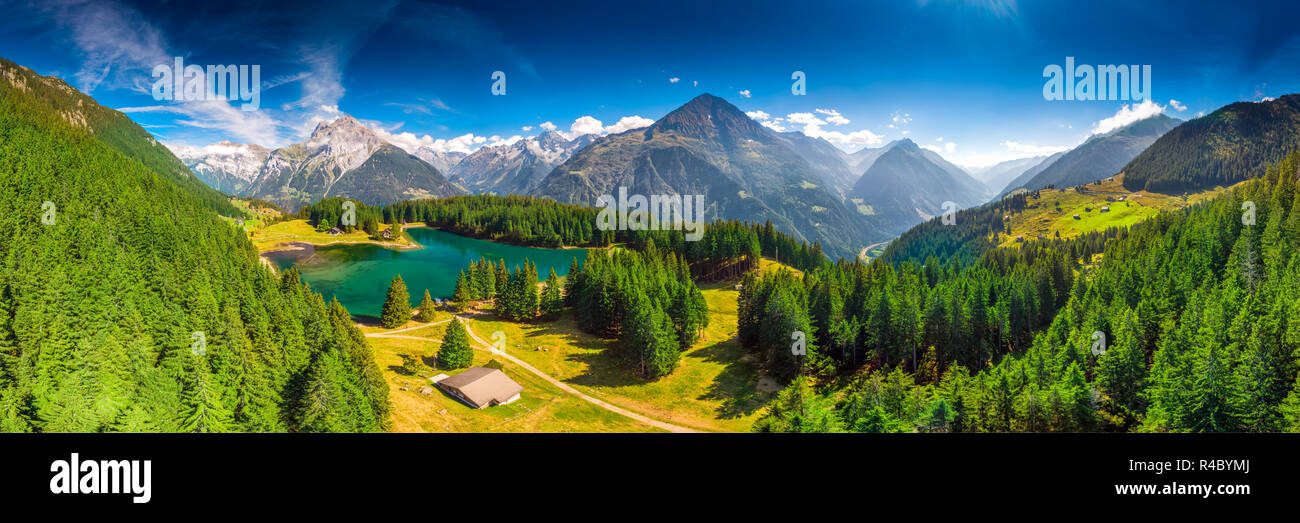 Arnisee con Alpi Svizzere. Arnisee è un serbatoio nel Cantone di Uri, Svizzera, Europa. Foto Stock