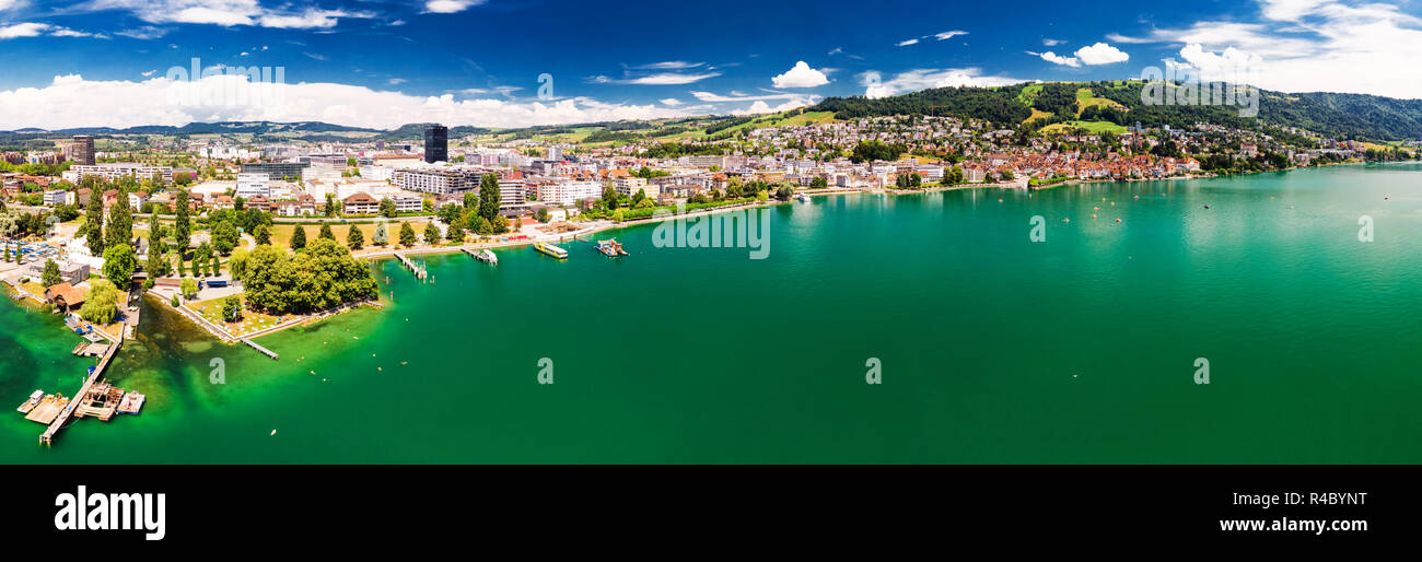 Vista aerea della città vecchia di Zugo con case colorate, Zugersee e Rigi, Zug, Svizzera, Europa. Foto Stock