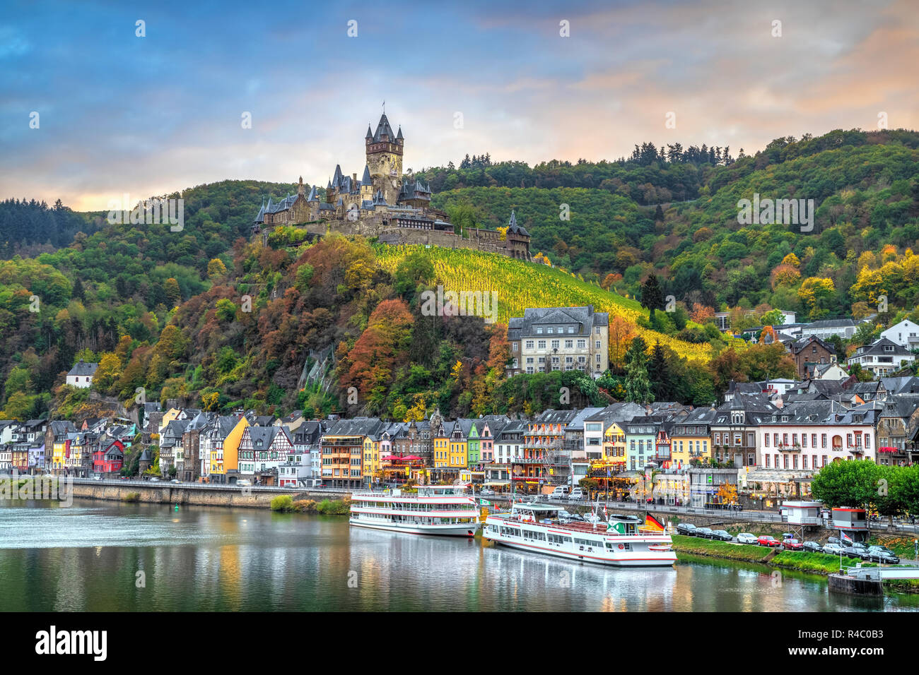 Cochem in autunno, Germania. Paesaggio con fiume Moselle, case colorate sul terrapieno e Castello di Cochem Foto Stock