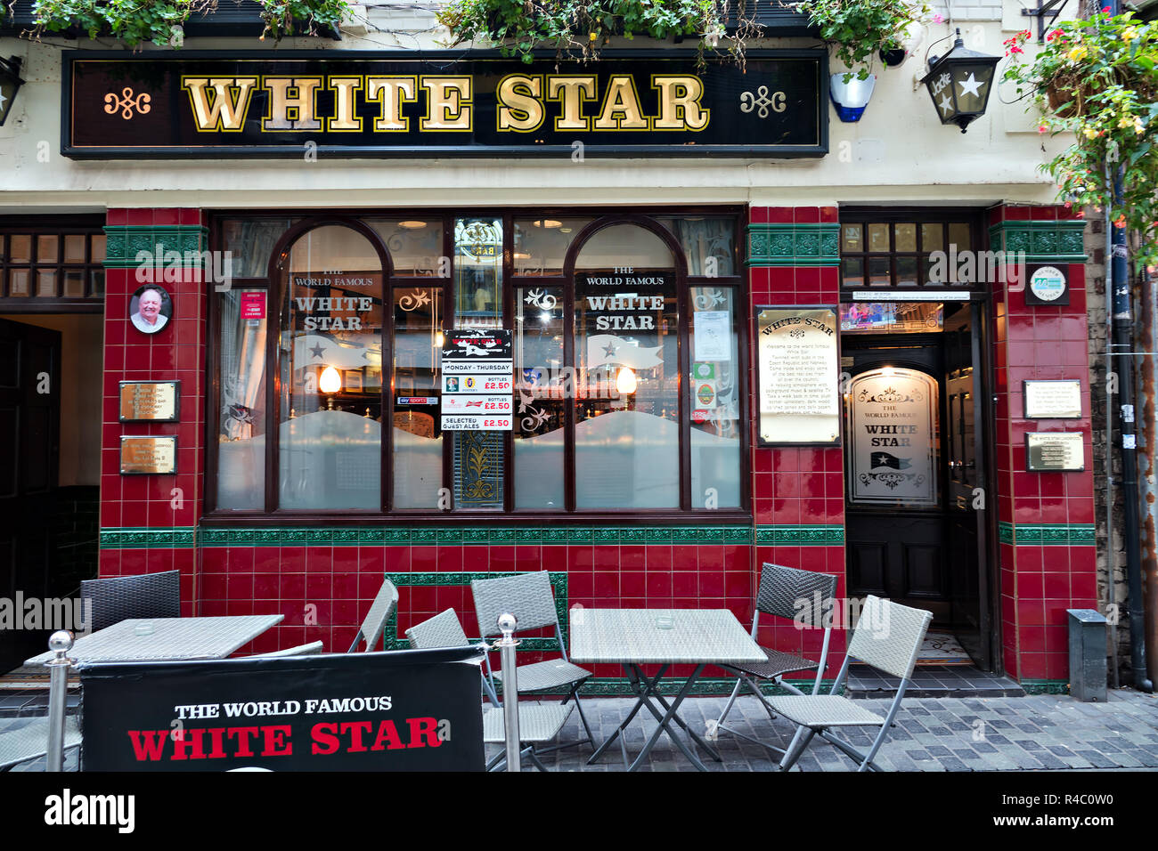 Il leggendario Liverpool pub stella bianca su Mathew St Liverpool Regno Unito. La camera sul retro della stella bianca è stata utilizzata da ex Cavern DJ Bob Wooler per pagare i suoi atti. Foto Stock