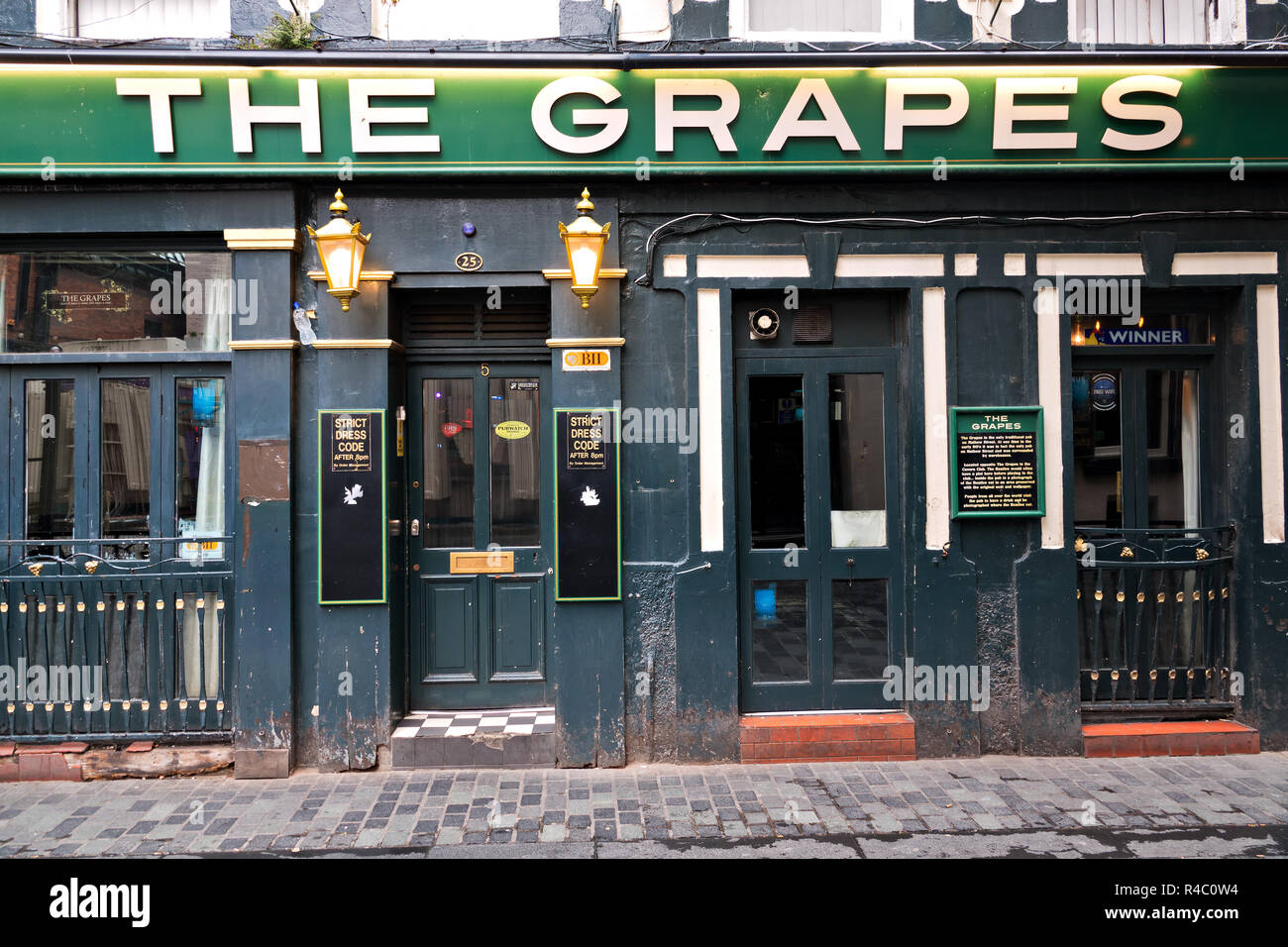 Il leggendario Liverpool pub le uve su Mathew St Liverpool Regno Unito. I Beatles spesso utilizzato per sorseggiare un drink prima di eseguire presso la caverna di fronte. Foto Stock