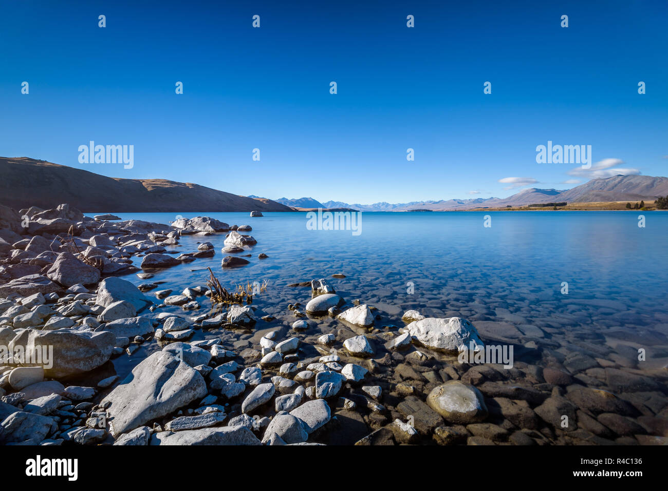 Crystal clear ghiacciaio di fresca acqua all'incontaminato Lago Tekapo. Pacifico e tranquillo paesaggio di montagna, Mackenzie Basin, Canterbury, Nuova Zelanda. Foto Stock