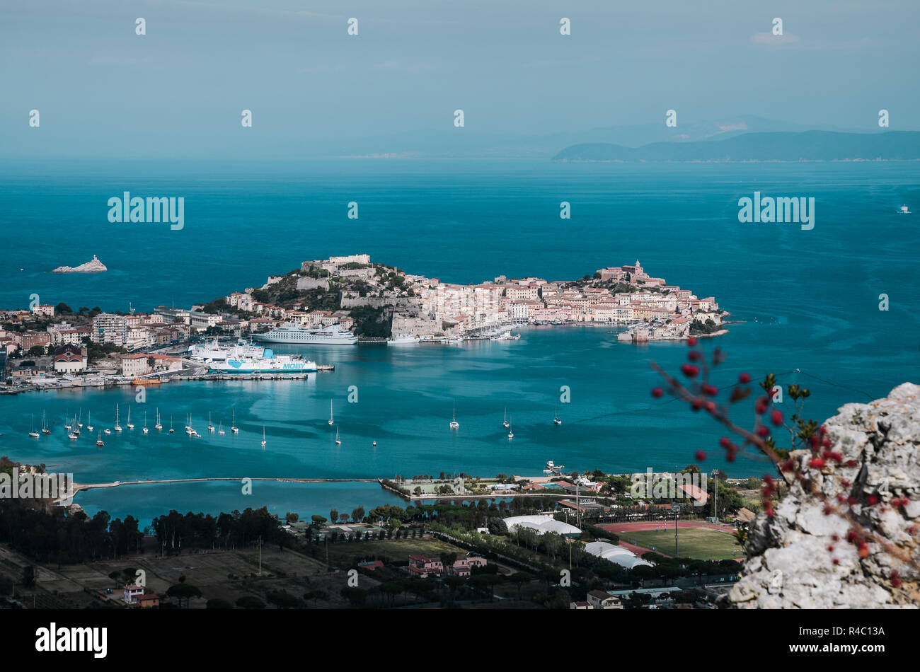 Portoferraio, la città medievale e il porto visto dalla collina, Isola d'Elba, Toscana, Italia Foto Stock