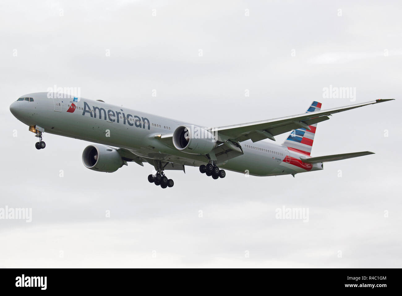 American Airlines Boeing 777-323(ER) N726un atterraggio a Londra Heathrow. Foto Stock