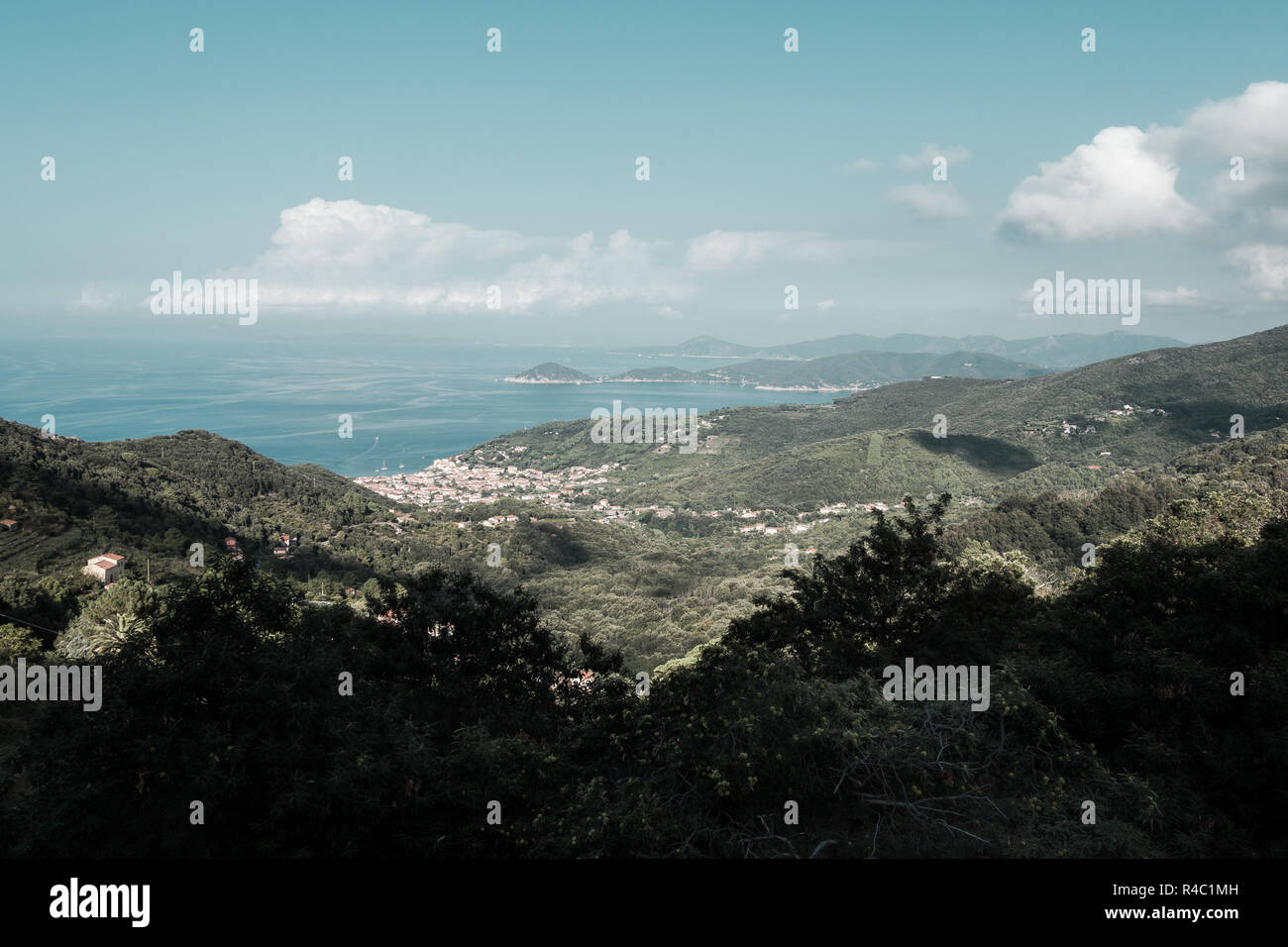 Vista dall'alto di Marciana Marina da Marciana, sull'isola d'Elba Foto Stock