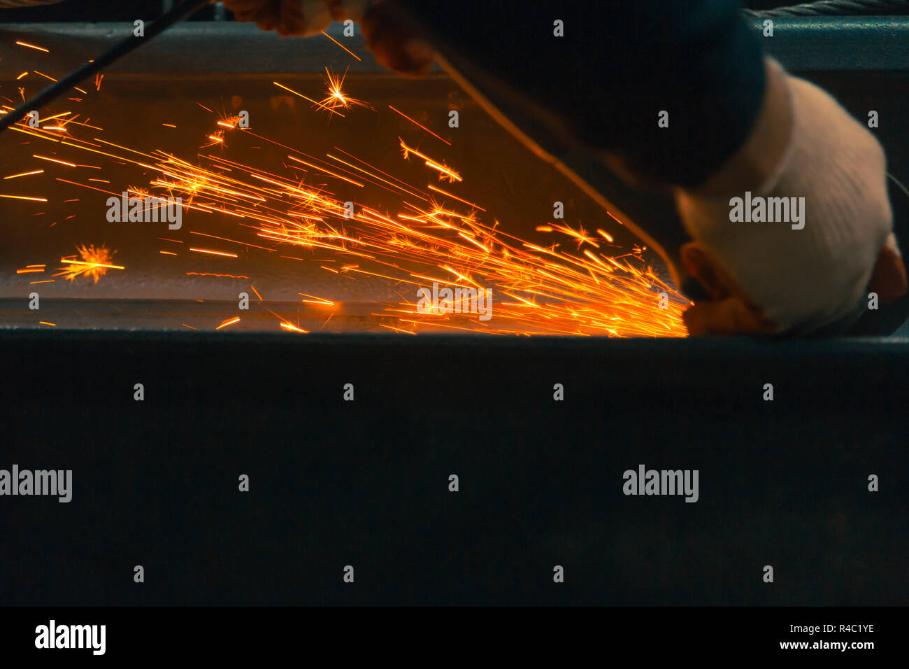 Le mani di un macinino meccanico in guanti durante il lavoro Foto Stock