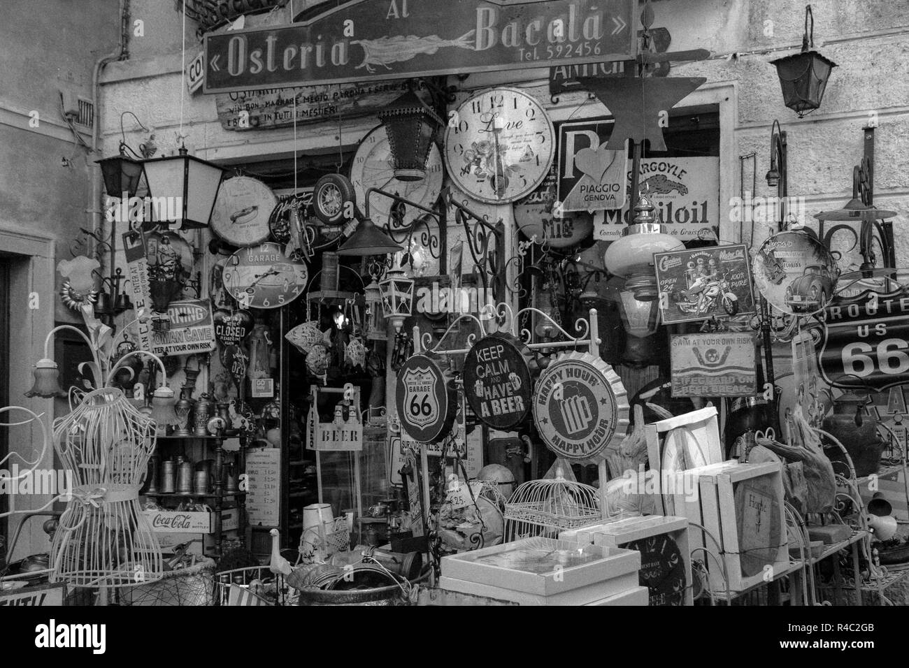 Negozio di souvenir nel piccolo borgo medievale di Malcesine. Si tratta di uno dei più caratteristici paesi del lago di Garda in provincia di Verona, Italia. Immagine che ho Foto Stock
