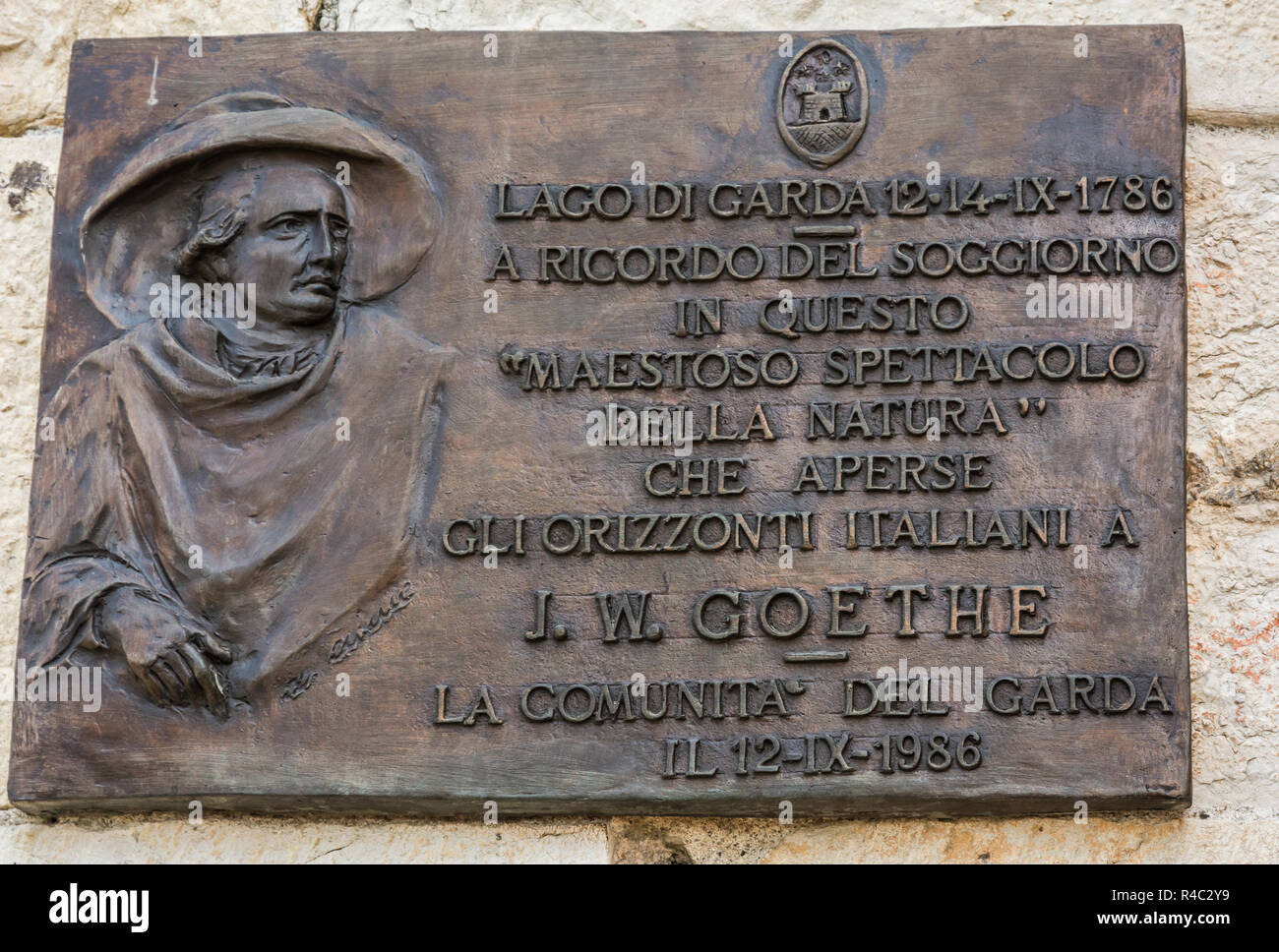 Piastra dedicata a Johann Wolfgang von Goethe a Malcesine sul Lago di Garda in Italia settentrionale Foto Stock