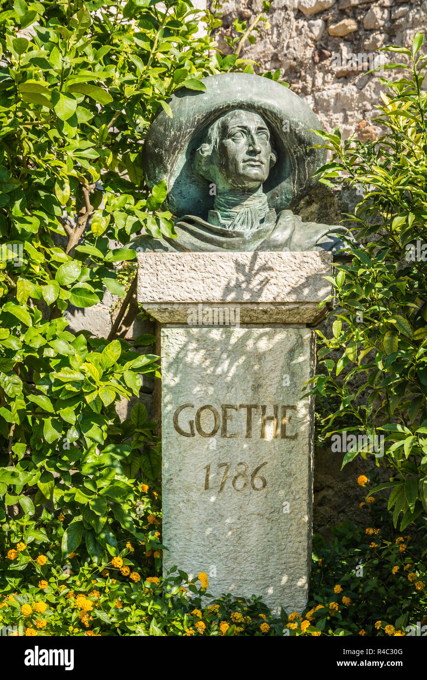 Busto di grande tedesco del xviii secolo del viaggiatore e scrittore Johann Wolfgang von Goethe a Malcesine su Italia del Lago di Garda Foto Stock