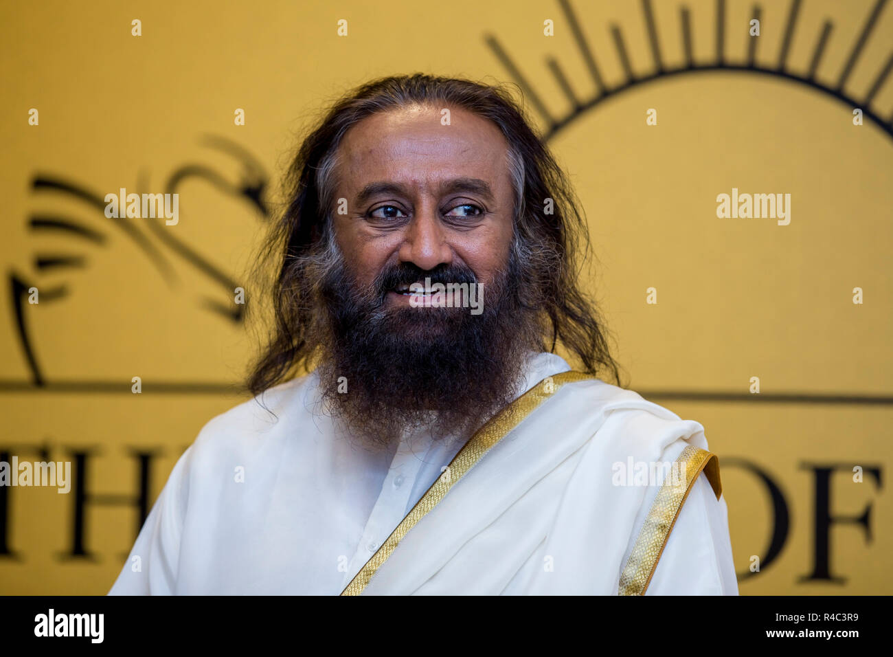 Dubai, Emirati Arabi Uniti - 17 novembre 2018: Il guru spirituale indiano Sri Sri Ravi Shankar in visita negli Emirati Arabi Uniti per condurre una lezione di meditazione Foto Stock