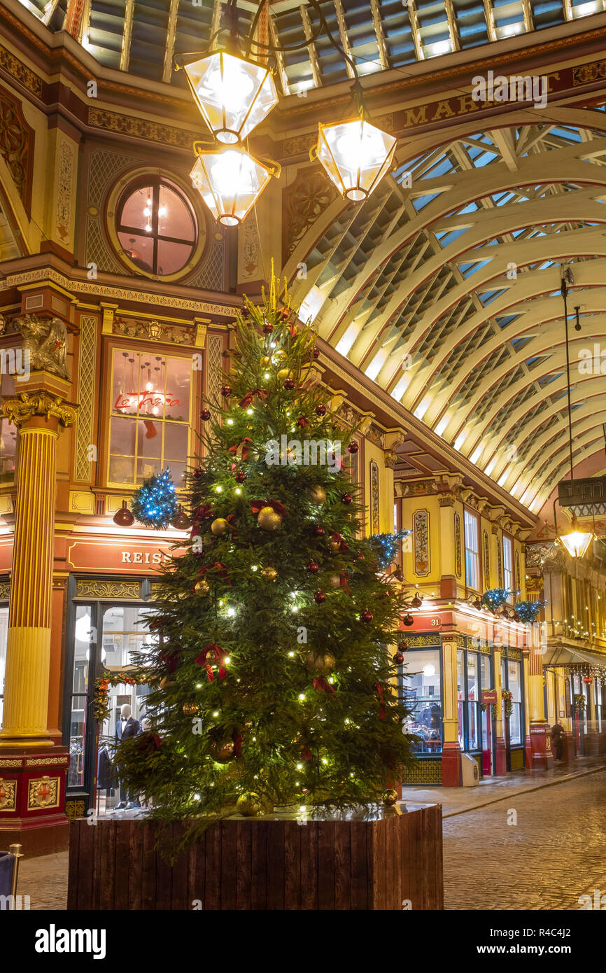 Regno Unito., Londra, albero di Natale nel mercato Leadenhall.it è uno dei più antichi mercati di Londra, risalente al XIV secolo e si trova in histo Foto Stock