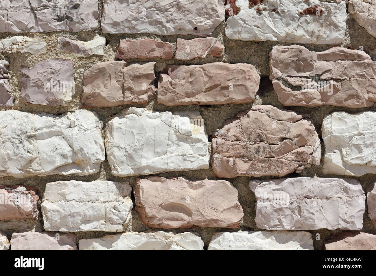 Muro di pietra calcarea con bianco e rosa pietre in Assisi in Italia Foto  stock - Alamy