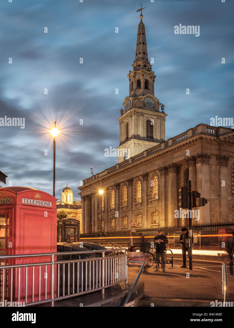 Westminster, Londra- St Martin-in-Campi Chiesa e cabine telefoniche rosse shot dal filamento uscita di Charing Cross stazione della metropolitana Foto Stock