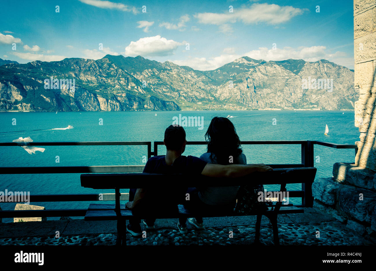 Matura in amore sulle rive del lago di Garda Malcesine sul lago di Garda, Italia. In amore matura sul lungomare. foto nello stile lomography. Foto Stock
