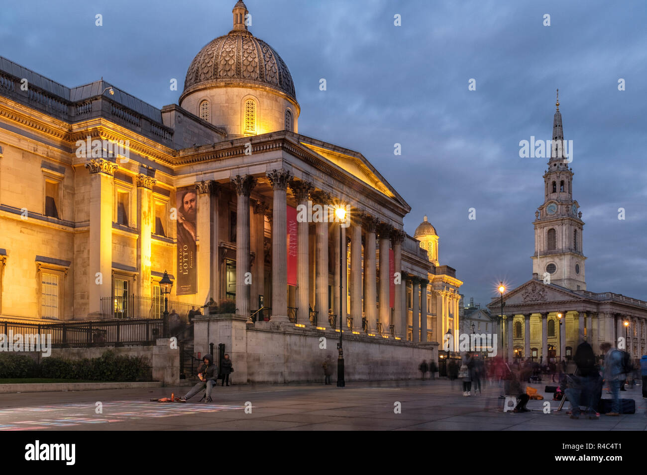 Inghilterra , Londra,Trafalgar Square, la National Gallery e St Martin-in-Campo chiesa di notte Foto Stock