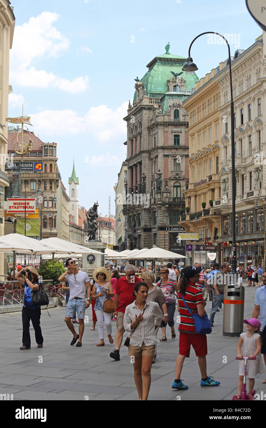 VIENNA, Austria - 12 Luglio: persone al Graben a Vienna il 12 luglio 2015. I pedoni a piedi la via principale dello shopping a Vienna, Austria. Foto Stock VIENNA, Austria - 12 Luglio: persone al Graben a Vienna il 12 luglio 2015. I pedoni a piedi la via principale dello shopping a Vienna, Austria. Foto Stock