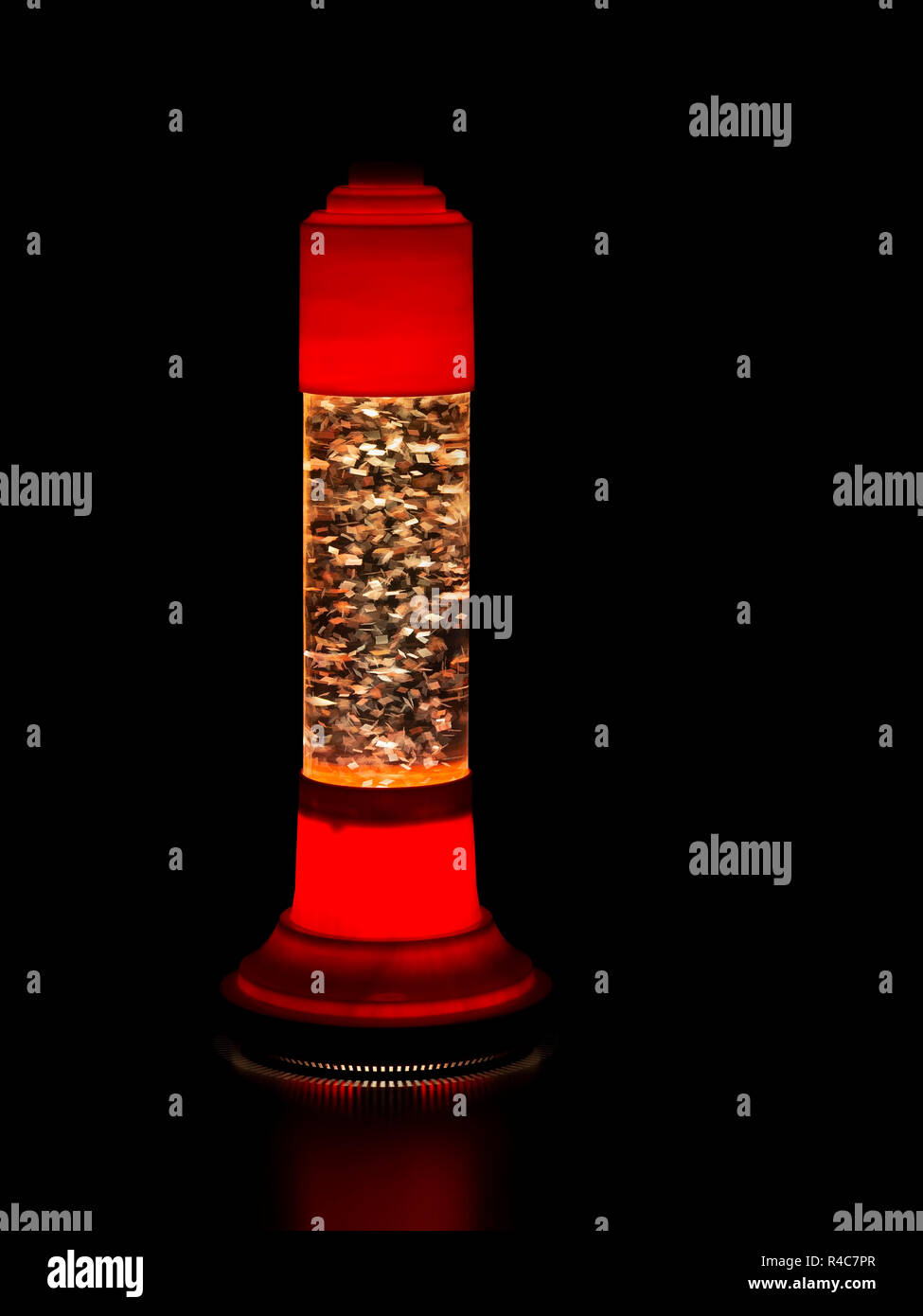 Glitter lava lamp su sfondo nero. Genuine vintage edizione 1970, rosso di colore arancione. Foto Stock