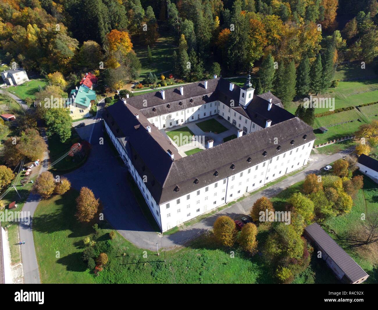 San Anton castle Slovacchia, presa dall'alto sopra l'autunno. Foto Stock