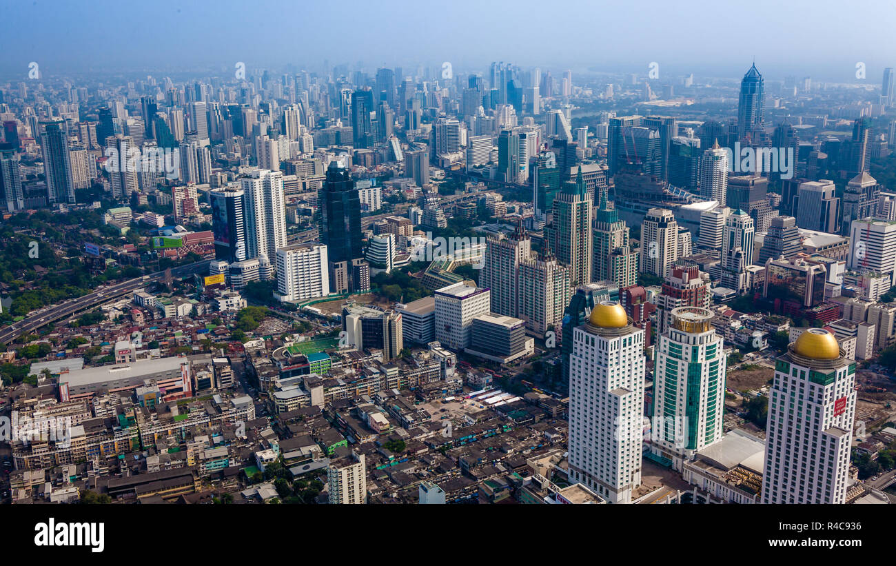 BANGKOK, Tailandia - 15 dicembre 2013: Bangkok city bird's-eye da BAIYOKE edificio, il più alto edificio in Thailandia Foto Stock