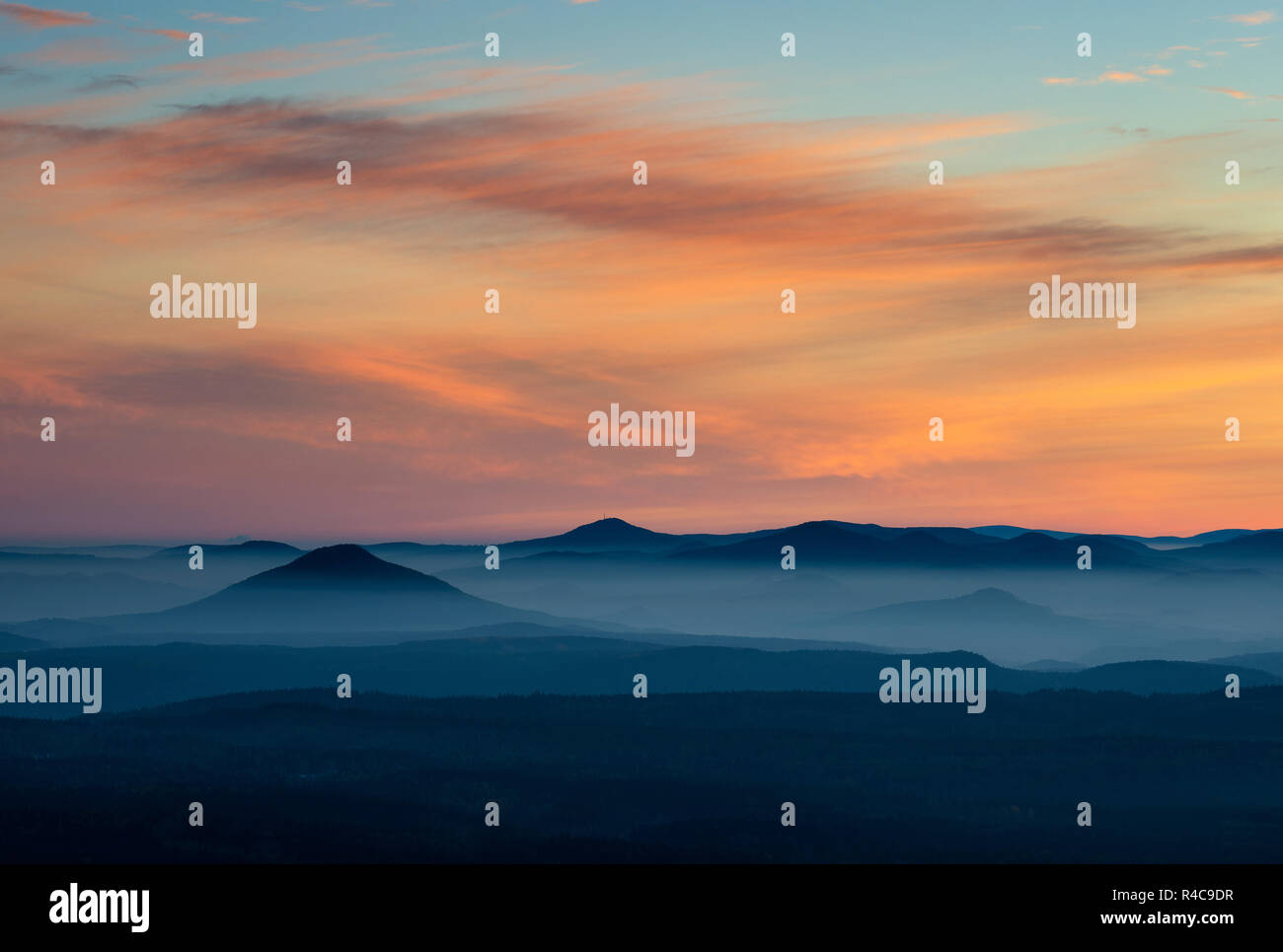 Drammatico Tramonto Su Belle Cime Di Montagna Czech National Park Cielo Colorato Con Le Nuvole E La Luce Del Sole Sulla Foresta Decinsky Sneznik Republ Ceca Foto Stock Alamy