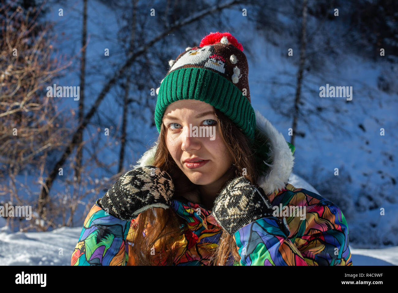 Attraente giovane donna nella soleggiata inverno outdoor Foto Stock