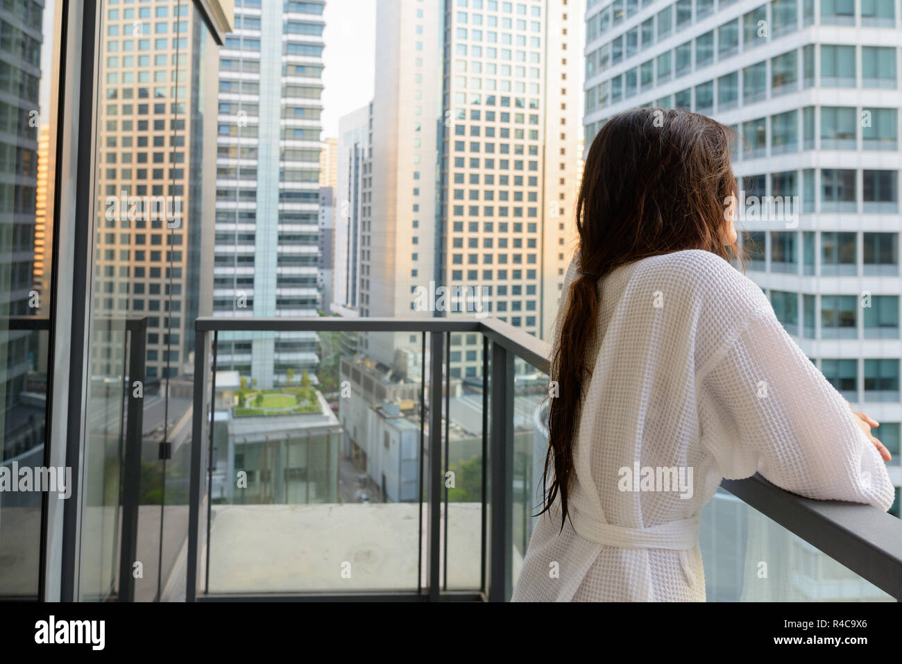 Giovane bella donna asiatica godendo la vista della città da t Foto Stock