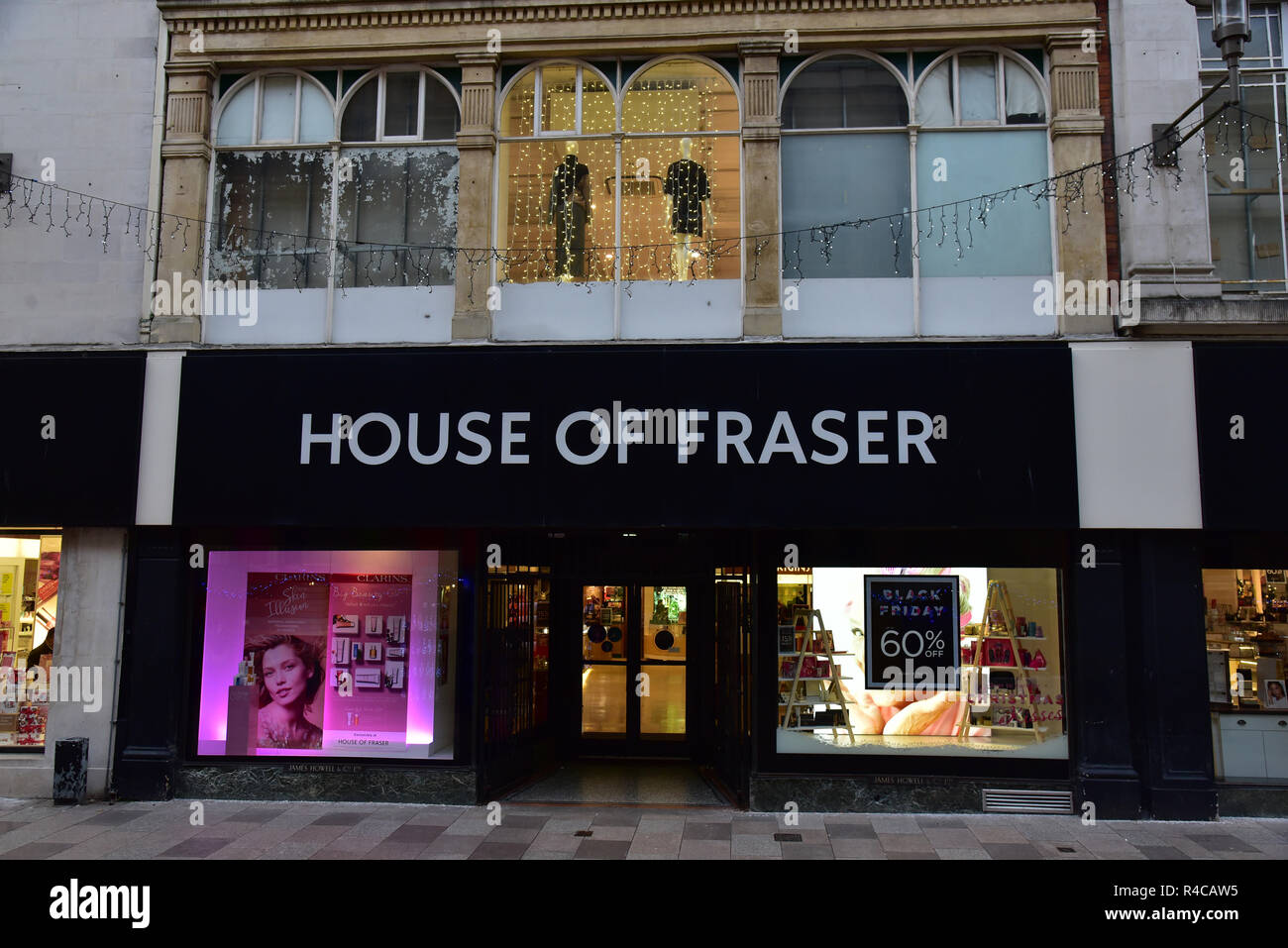 Le immagini mostrano la Cardiff Mercatino di Natale, 2018 San Giovanni Battista. House of Fraser department store, Hayes, Cardiff, Galles del Sud, Regno Unito Foto Stock