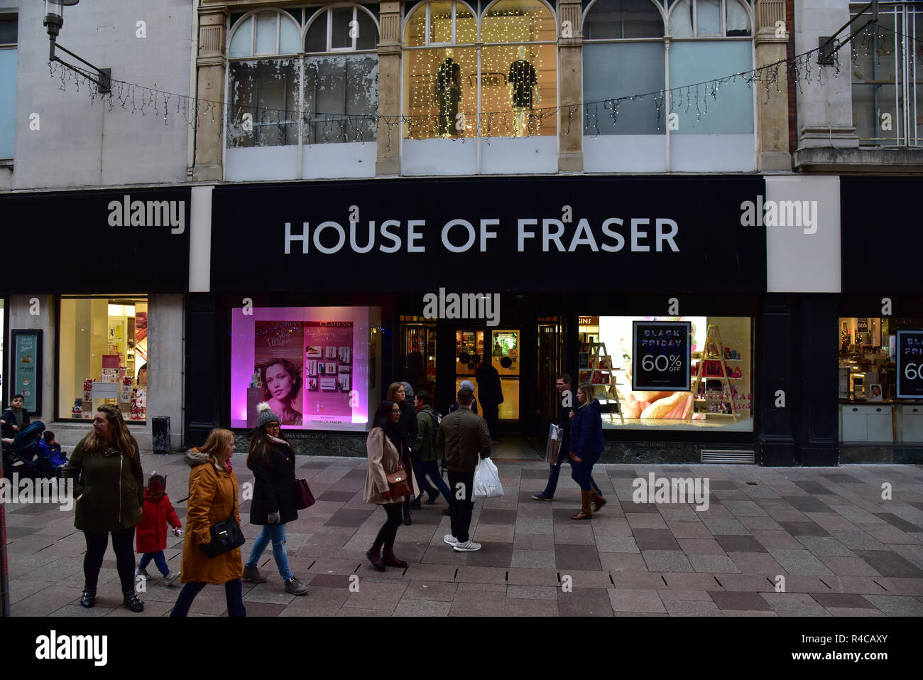 Le immagini mostrano la Cardiff Mercatino di Natale, 2018 San Giovanni Battista. House of Fraser department store, Hayes, Cardiff, Galles del Sud, Regno Unito Foto Stock