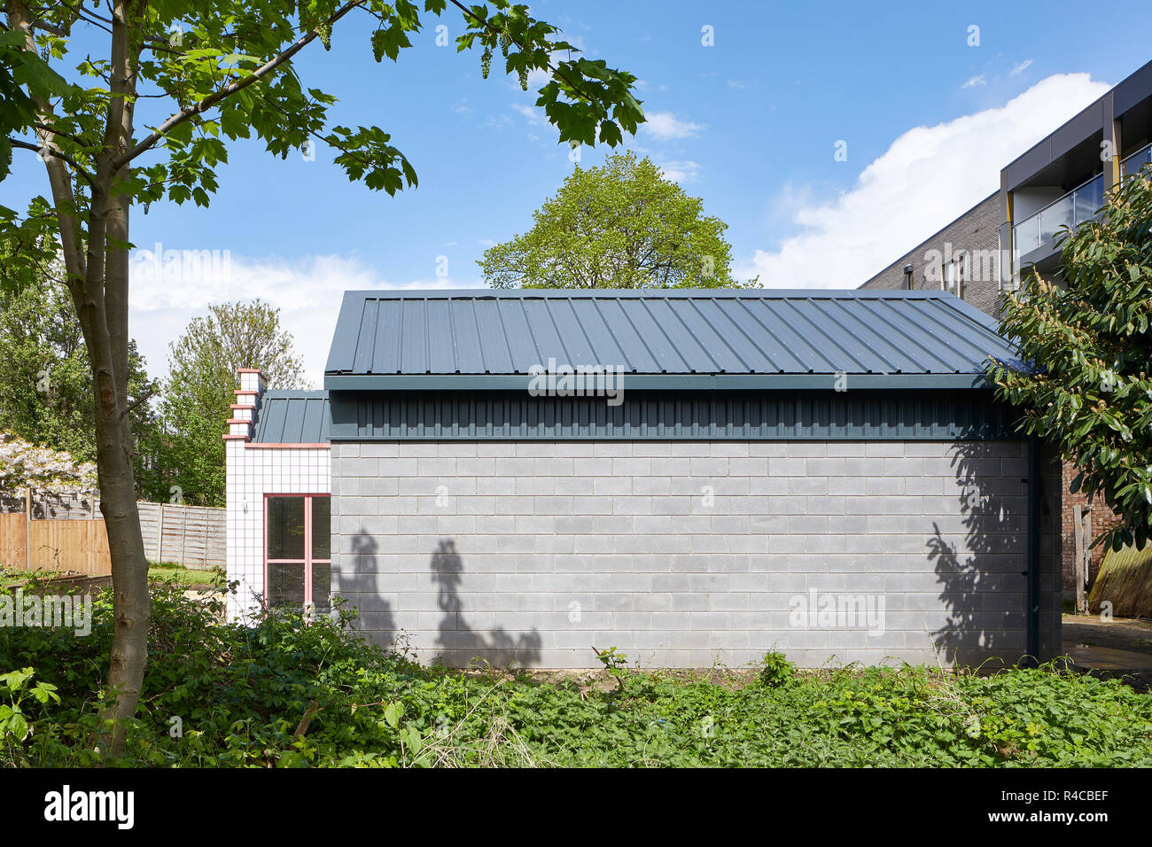 Vista laterale in elevazione da giardino. Studio Lomax, Londra, Regno Unito. Architetto: può, 2018. Foto Stock