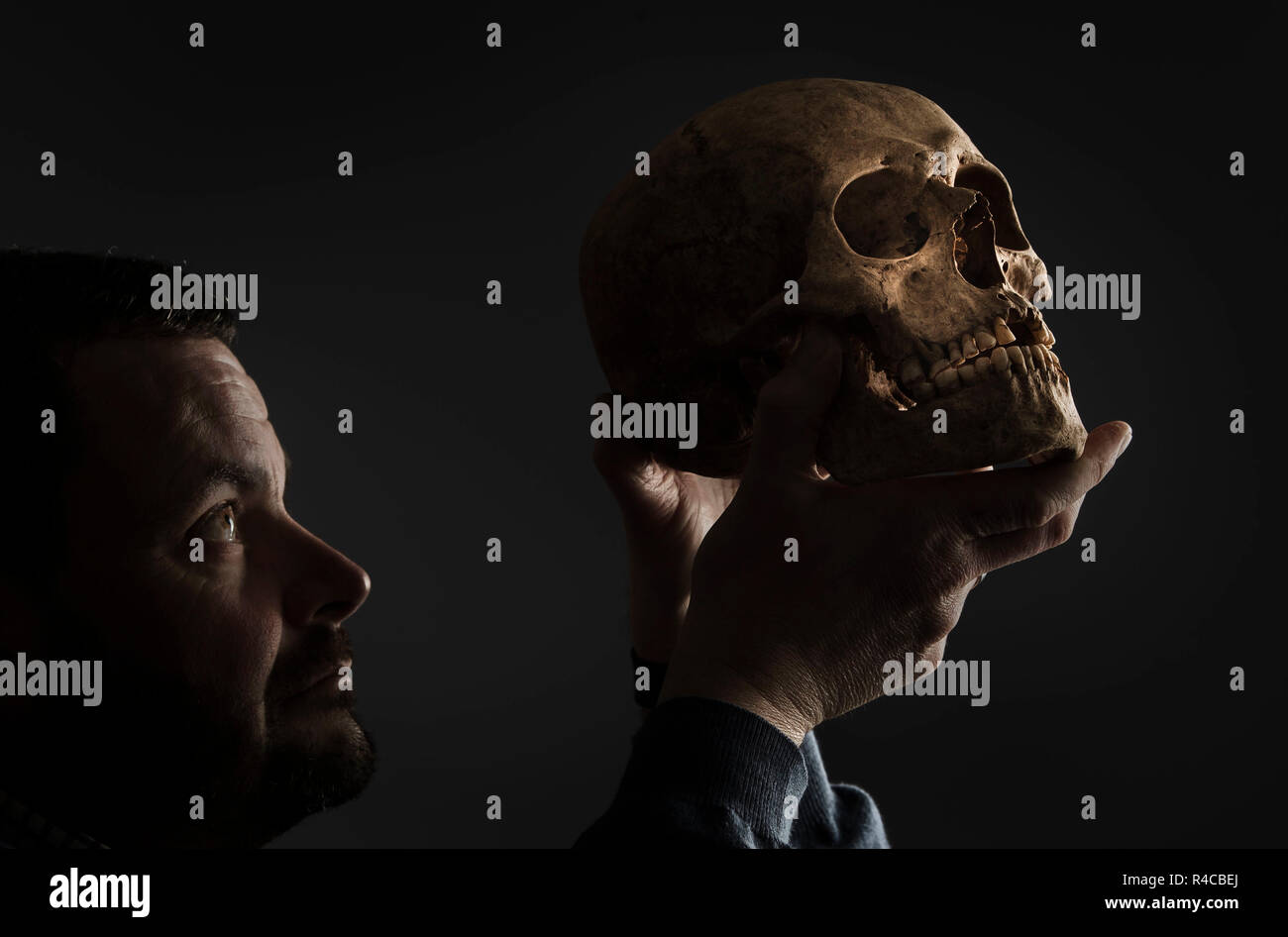 Dr Hugh Willmott, Senior Lecturer in unione Archeologia Storica dell'Università di Sheffield, detiene un teschio umano che è stato scoperto durante gli scavi presso un precedentemente sconosciuto cimitero anglosassone che dissotterrato sontuoso sepolture di donne con i loro gioielli e oggetti personali. Foto Stock