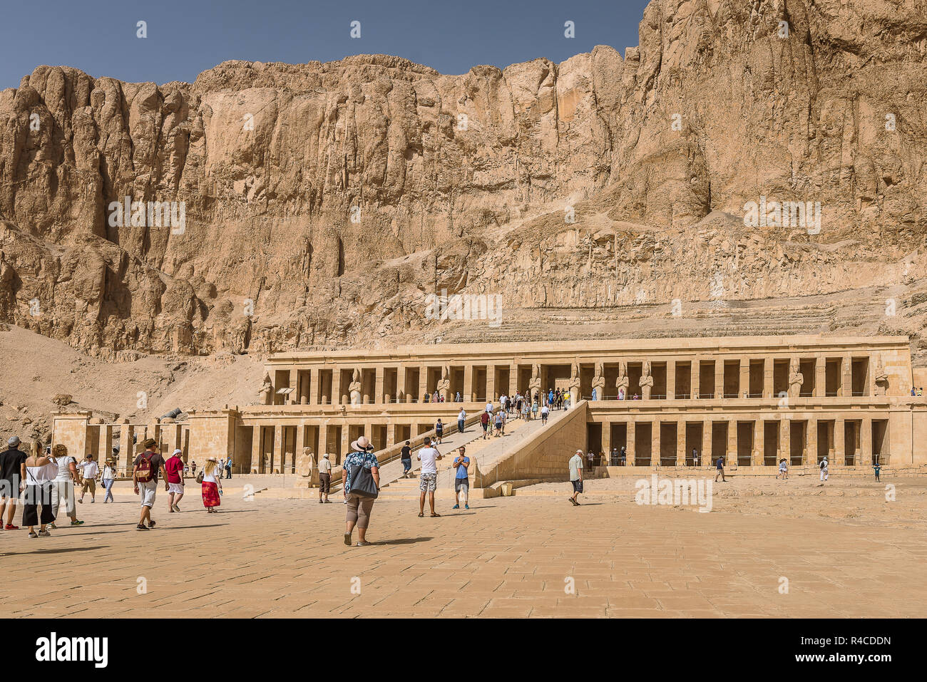 I turisti di fronte a Deir al-Bahari complesso e il Tempio di Hatshepsut, Luxor, Egitto, 21 Ottobre 2018 Foto Stock