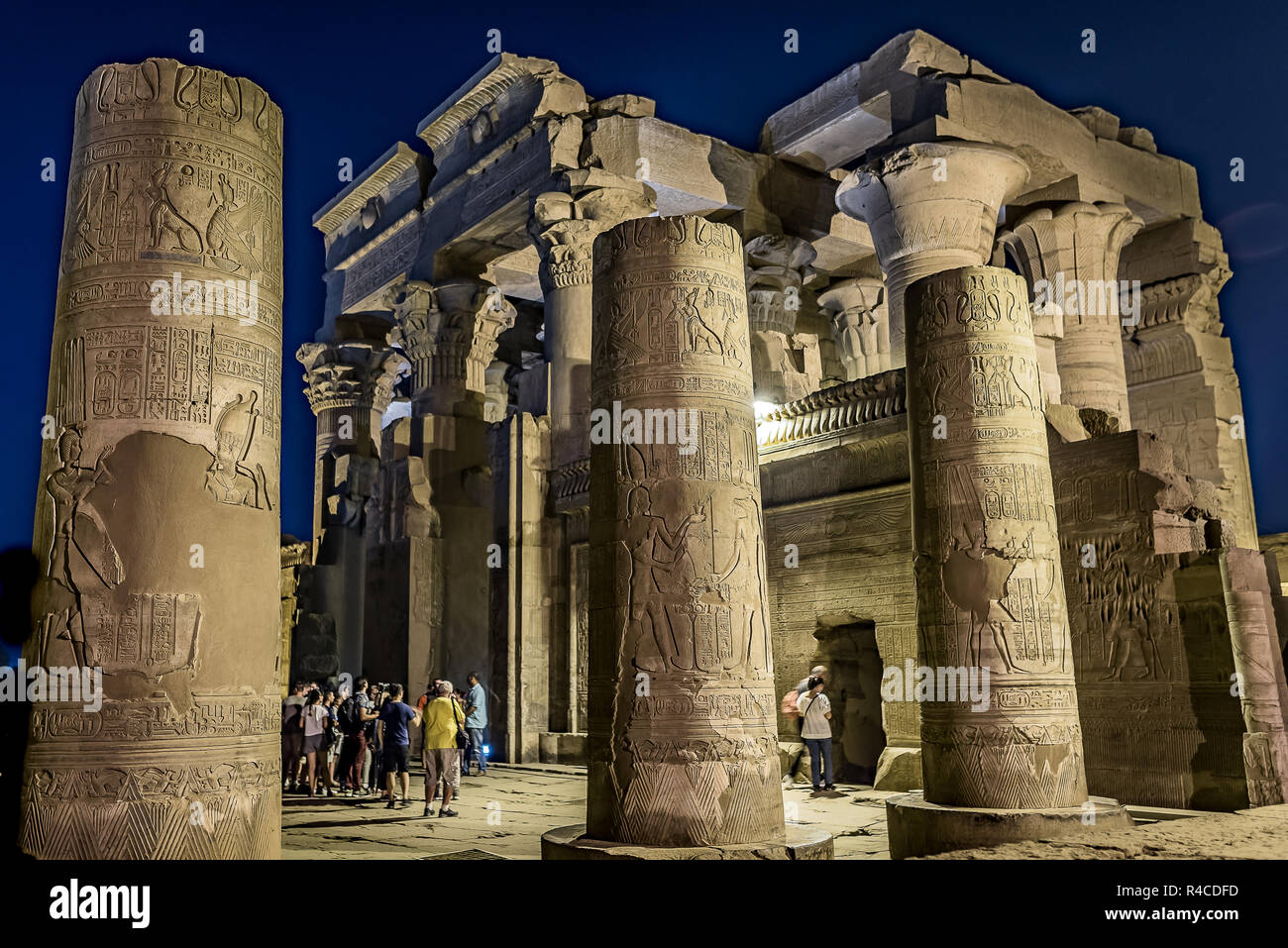 I turisti in visita al Tempio di Kom Ombo di notte, Egitto, 23 Ottobre 2018 Foto Stock