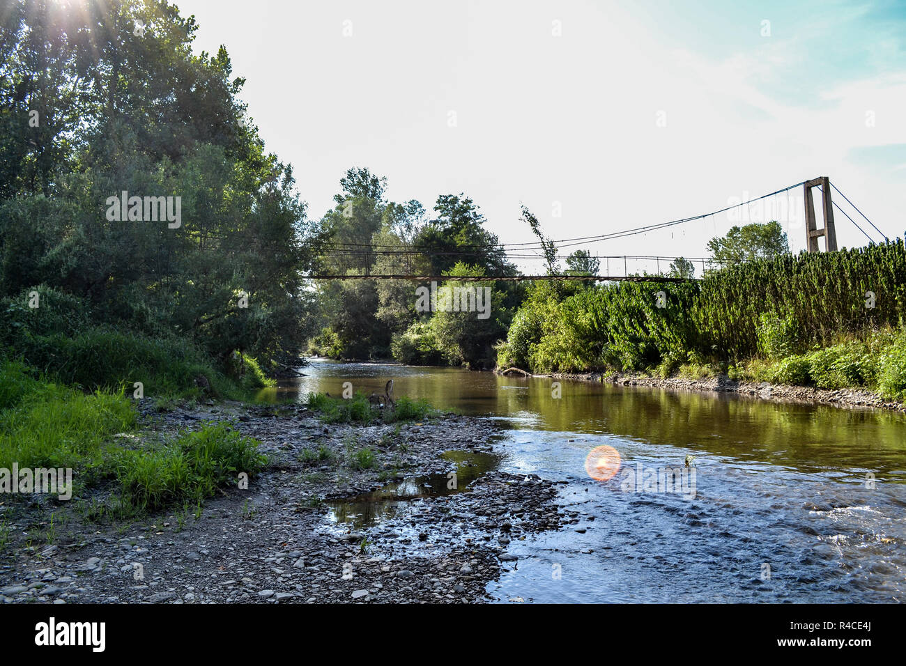 Ponte su un piccolo fiume Toplica in Prekadin, vicino Prokuplje, Serbia Foto Stock