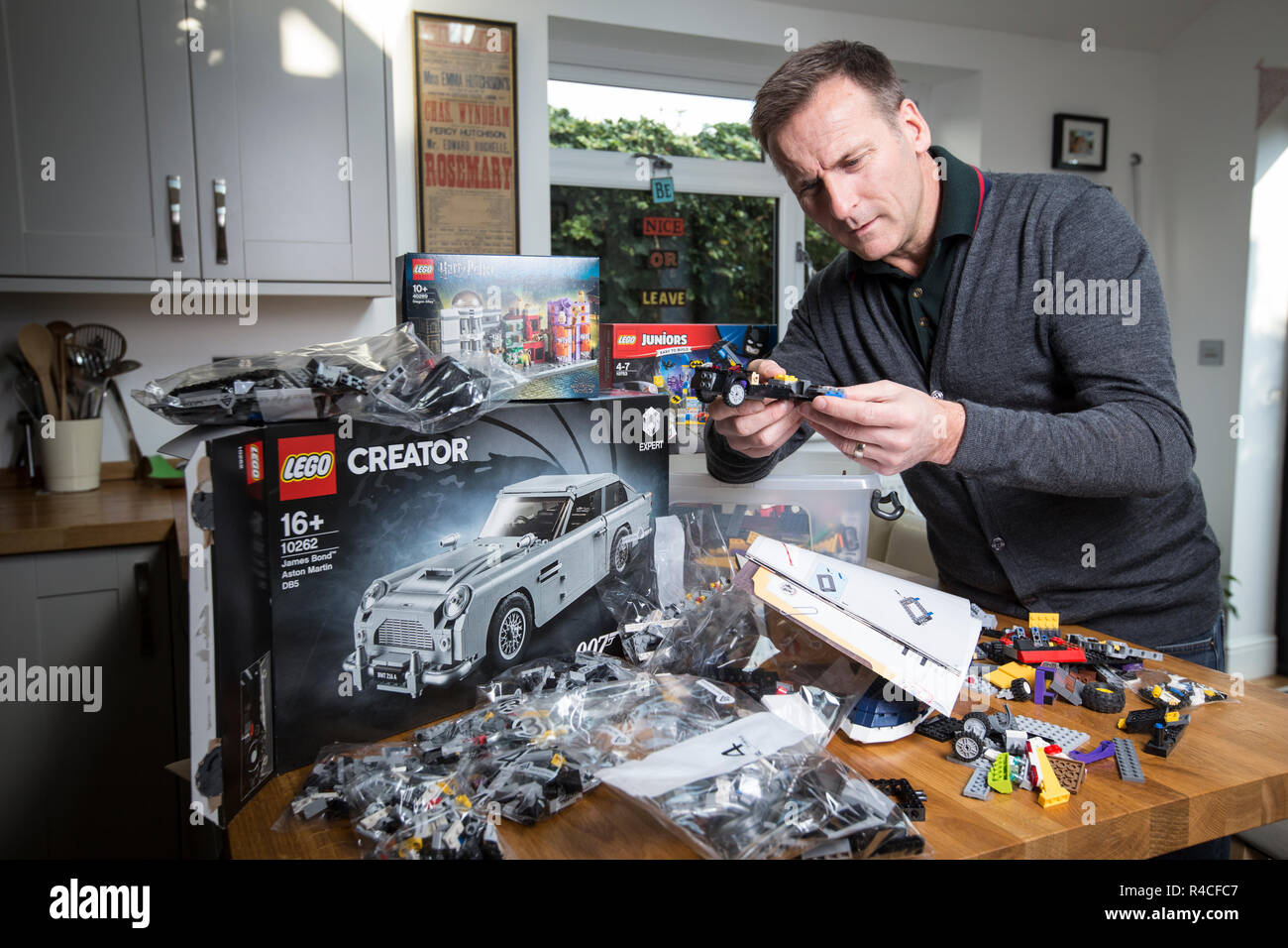Uomo di mezza età costruzione Lego a casa in Inghilterra, come adulti sono ammettere alla dipendenza di Mattone di Edificio del fenomeno, Regno Unito. Foto Stock